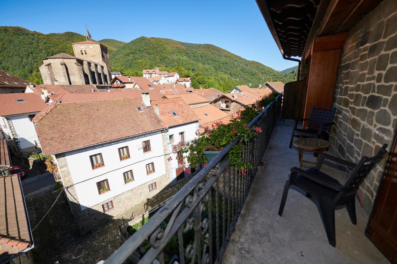 Hostal Lola Isaba Exterior foto