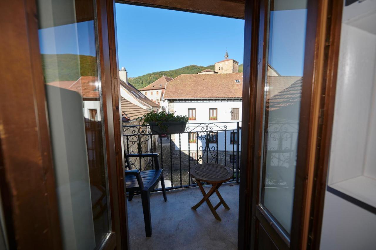 Hostal Lola Isaba Exterior foto