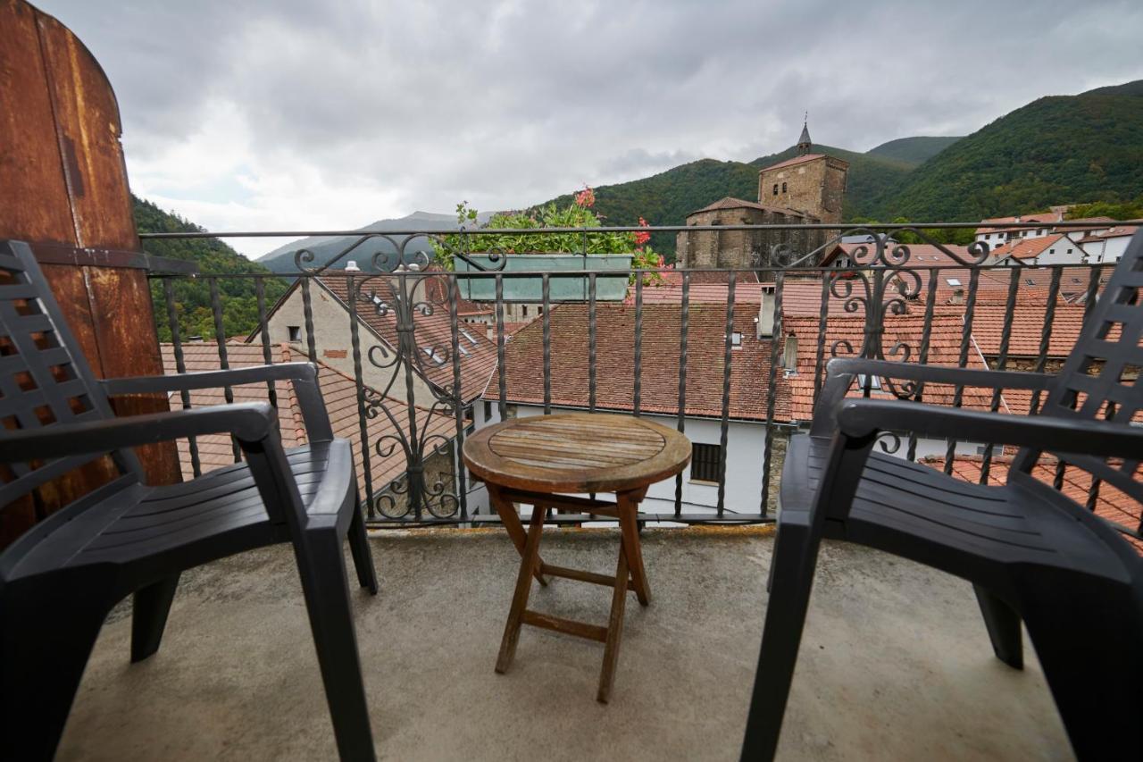 Hostal Lola Isaba Exterior foto